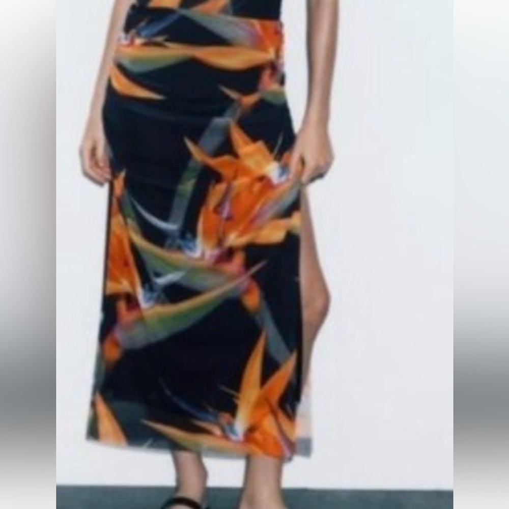 NWT ZARA  multicoloured tropical black midi skirt, side slit. SZ S